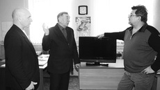 Василий Веретено вручает подарок клубу инвалидов.