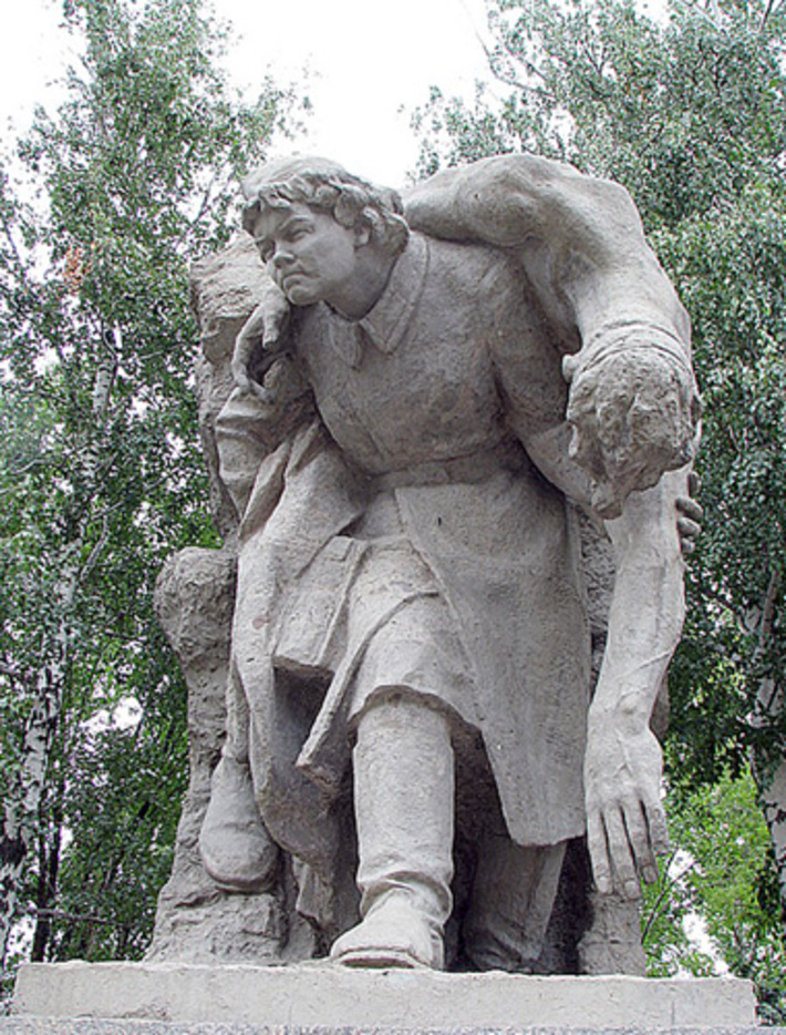 Подвиг медсестер увековечен в камне.