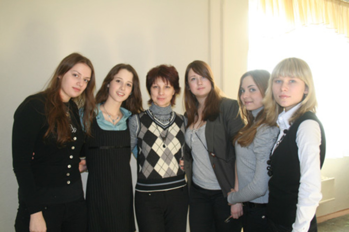 Ирина Валентиновна Захарова в 2000 году взяла первый класс. Тогда вряд ли кто-то мог помериться с ней ростом. Прошло десять лет…