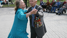 И вновь, как прежде, вальс звучит...  Фото Бориса МОСКВИНА.