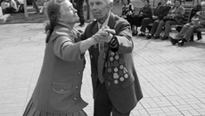 И вновь, как прежде, вальс звучит...  Фото Бориса МОСКВИНА.