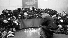 Цветы к месту трагедии.