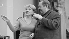 Встречу депутатов 90-х открыли Иван Индинок, председатель горсовета 90-х, и Надежда Болтенко, председатель горсовета 2000-х, символизируя преемственность поколений и власти.