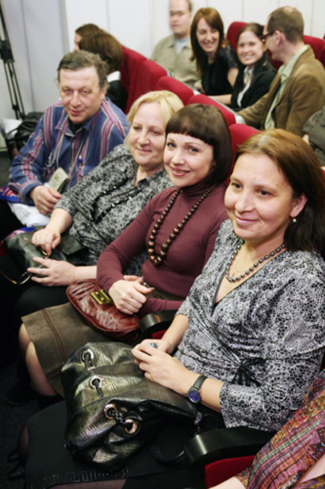 У лауреатов — прекрасное настроение. Справа налево: Светлана Уткина, Елена Костина и Татьяна Шипилова.