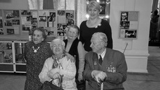 Снимок на память. Заслуженная артистка России Зоя Булгакова, народная артистка России Анастасия Гаршина, актриса Мария Акулова, директор театра «Глобус» Татьяна Людмилина и Герой Социалистического Труда Виктор Козлов (слева направо).