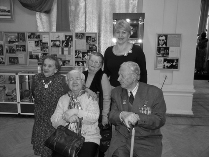 Снимок на память. Заслуженная артистка России Зоя Булгакова, народная артистка России Анастасия Гаршина, актриса Мария Акулова, директор театра «Глобус» Татьяна Людмилина и Герой Социалистического Труда Виктор Козлов (слева направо).
