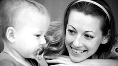 Малыша защищает семья и государство.