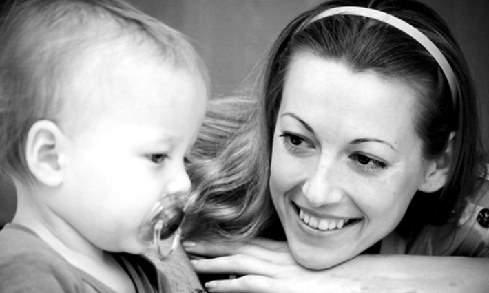 Малыша защищает семья и государство.