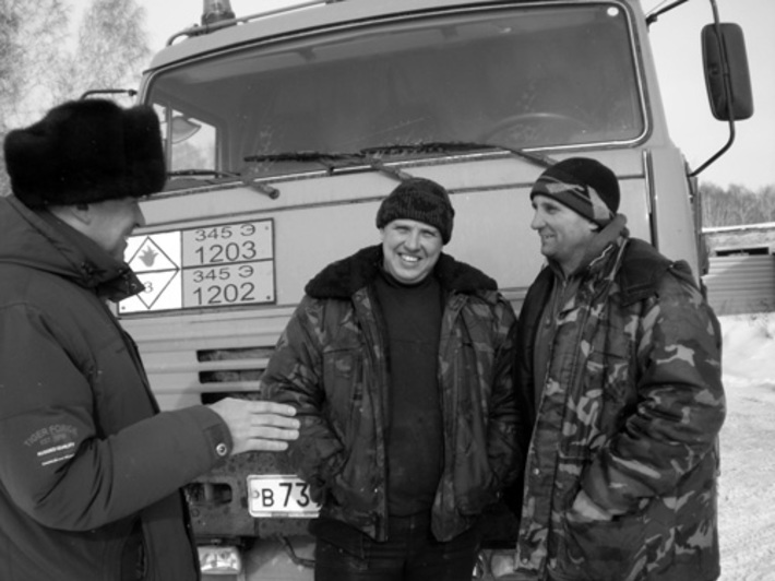 (Слева направо): директор Михаил Еремеев, водитель Андрей Медведев, газоэлектросварщик Владимир Петров.
