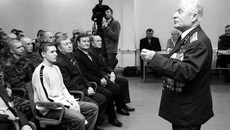 О войне — из первых уст. Герой Советского Союза Дмитрий Алексеевич Бакуров на встрече с молодежью.    Фото Андрея БАУЛИНА.
