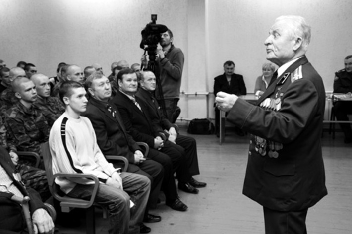 О войне — из первых уст. Герой Советского Союза Дмитрий Алексеевич Бакуров на встрече с молодежью. Фото Андрея БАУЛИНА.