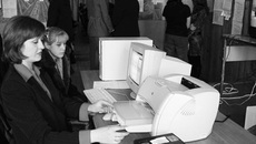 За компьютером Юлия Ивановна Васильченко — профконсультант ГУ ЦЗН Кыштовского района.