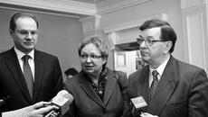 Василий Юрченко и Пааво Вьяюрюнен при помощи переводчицы отвечают на вопросы журналистов.
