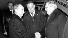 Встреча Председателя Правительства РФ Владимира Путина в аэропорту Толмачево. (В центре снимка — полномочный представитель Президента РФ в Сибирском федеральном округе Анатолий Квашнин, справа — губернатор Новосибирской области Виктор Толоконский. Фото с сайта администрации области).