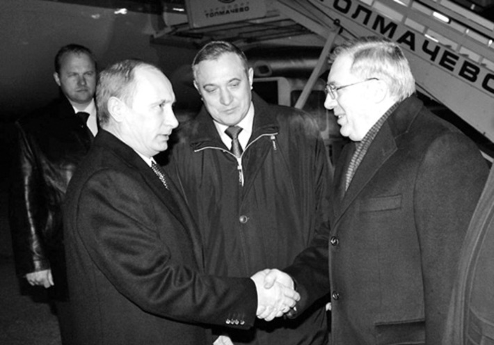 Встреча Председателя Правительства РФ Владимира Путина в аэропорту Толмачево. (В центре снимка — полномочный представитель Президента РФ в Сибирском федеральном округе Анатолий Квашнин, справа — губернатор Новосибирской области Виктор Толоконский. Фото с сайта администрации области).