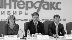 Пресс-конференцию ведут Наталья Жданова, Сергей Титков и Сергей Иванков.