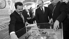Владимир Путин рассматривает экспонаты выставки.