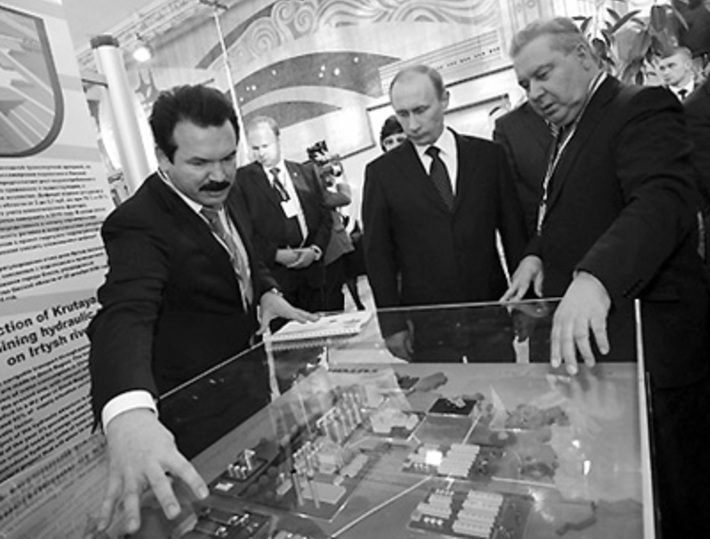 Владимир Путин рассматривает экспонаты выставки.