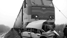 Нарушение правил дорожного движения на железнодорожных переездах нередко приводит к трагедии.