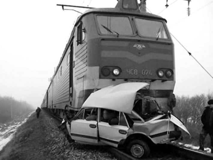 Нарушение правил дорожного движения на железнодорожных переездах нередко приводит к трагедии.