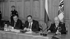 В президиуме заседания (слева направо): начальник департамента образования, культуры, спорта и молодежной политики мэрии Новосибирска Валерий Шварцкоп, заместитель губернатора Андрей Филичев и Герой Советского Союза Николай Леончиков.