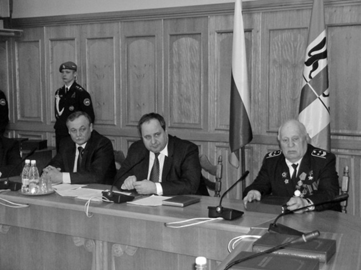 В президиуме заседания (слева направо): начальник департамента образования, культуры, спорта и молодежной политики мэрии Новосибирска Валерий Шварцкоп, заместитель губернатора Андрей Филичев и Герой Советского Союза Николай Леончиков.
