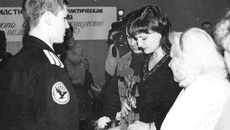 Вручение медальона Сергея Жугаева его внучке Татьяне.