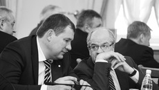 Сергей Сёмка и Геннадий Сапожников обсуждают предстоящую работу в новом качестве.