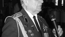 Выступает Герой Советского Союза Дмитрий Бакуров.