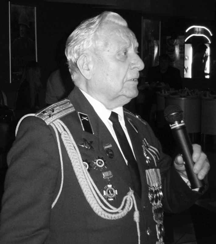 Выступает Герой Советского Союза Дмитрий Бакуров.