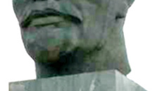 Гигантская 13-метровая голова — памятник Ленину — привлекает внимание редких иностранных туристов в Улан-Удэ.