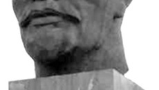 Гигантская 13-метровая голова — памятник Ленину — привлекает внимание редких иностранных туристов в Улан-Удэ.