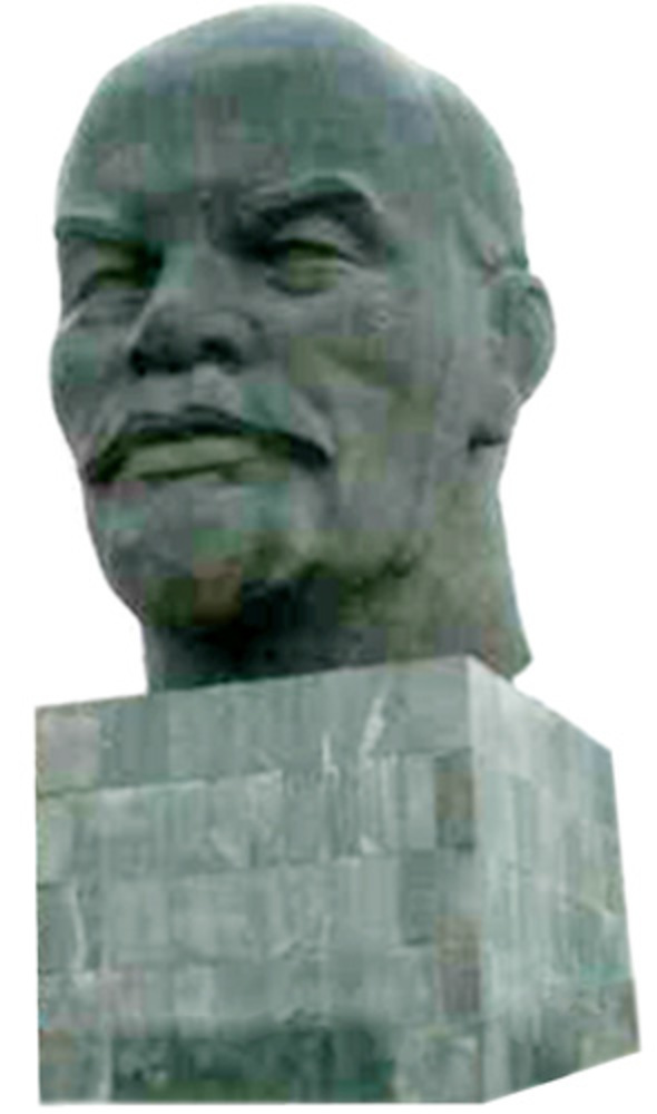 Гигантская 13-метровая голова — памятник Ленину — привлекает внимание редких иностранных туристов в Улан-Удэ.