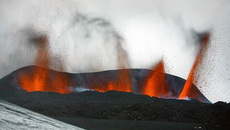 Вулкан Эйяфьятлайокудль в Исландии нарушил авиасообщение во всем Европейском регионе.