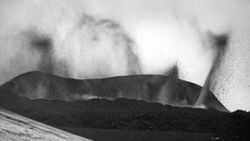 Вулкан Эйяфьятлайокудль в Исландии нарушил авиасообщение во всем Европейском регионе.