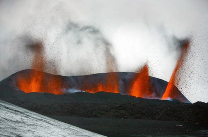 Вулкан Эйяфьятлайокудль в Исландии нарушил авиасообщение во всем Европейском регионе.