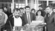 О возможностях инновационного оборудования Игорю Щёголеву (в центре) рассказывает Андрей Брызгалов (слева), руководитель компании «Унискан». Сигнализационные системы, разработанные на предприятии, успешно внедряются для охраны государственной границы.