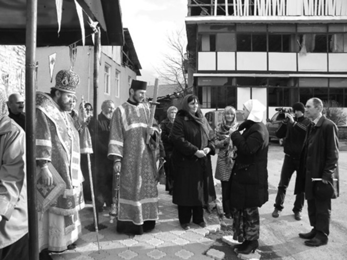 Встреча Благодатного огня на площади перед цхинвалским храмом.