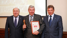 Вручение наград генеральному директору ЗАО «ЗапСибТрансТелеком» Александру Григорьевичу Соловьеву.