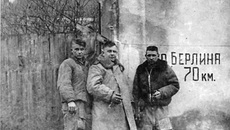 Ефим Гриценко (в центрe) с водителем и ординарцем. Апрель 1945 г. До Берлина 70 км.