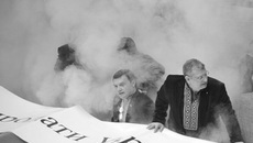 Оппозиционные партии Украины пытались сорвать ратификацию соглашения о Черноморском флоте в Верховной раде. Представители «Блока Юлии Тимошенко» и «Наша Украина — Народная самооборона», в частности, пытались заблокировать парламентскую трибуну, в результате чего у них произошла стычка с депутатами от «Партии регионов», которые препятствовали блокированию трибуны. Также оппозиционеры забрасывали председателя ВР Владимира Литвина куриными яйцами и бросили дымовую шашку. Кроме того, представители оппозиции испортили систему голосования, залив прорези для карточек клеем.