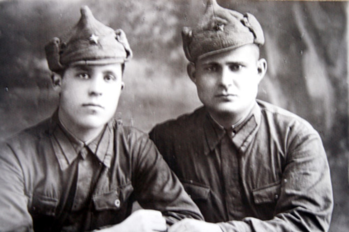 Григорий Сорокин (слева) с армейским другом, 1940 г.