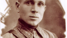 Вглядитесь в непарадную фотографию сибиряка Ильи Шишкова без наград (хотя они уже у него были), сделанную в казанском госпитале. Таким он был в 1941 — 1942 годах, во время боев за Москву и Сталинград, в суровые годы Великой Отечественной войны…