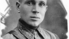 Вглядитесь в непарадную фотографию сибиряка Ильи Шишкова без наград (хотя они уже у него были), сделанную в казанском госпитале. Таким он был в 1941 — 1942 годах, во время боев за Москву и Сталинград, в суровые годы Великой Отечественной войны…