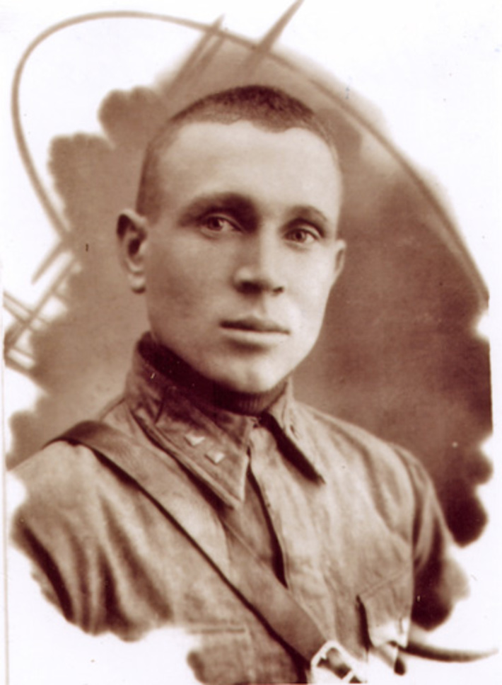 Вглядитесь в непарадную фотографию сибиряка Ильи Шишкова без наград (хотя они уже у него были), сделанную в казанском госпитале. Таким он был в 1941 — 1942 годах, во время боев за Москву и Сталинград, в суровые годы Великой Отечественной войны…