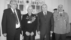 На снимке: Алексей Беспаликов, Виктор Максимов — участник Великой Отечественной войны, депутат облсовета 14-го созыва (в 70-е годы Виктор Николаевич работал машинистом экскаватора треста «Строймеханизация»), Виктор Толоконский и действующий депутат — участник боевых действий в локальных войнах Игорь Гришунин.