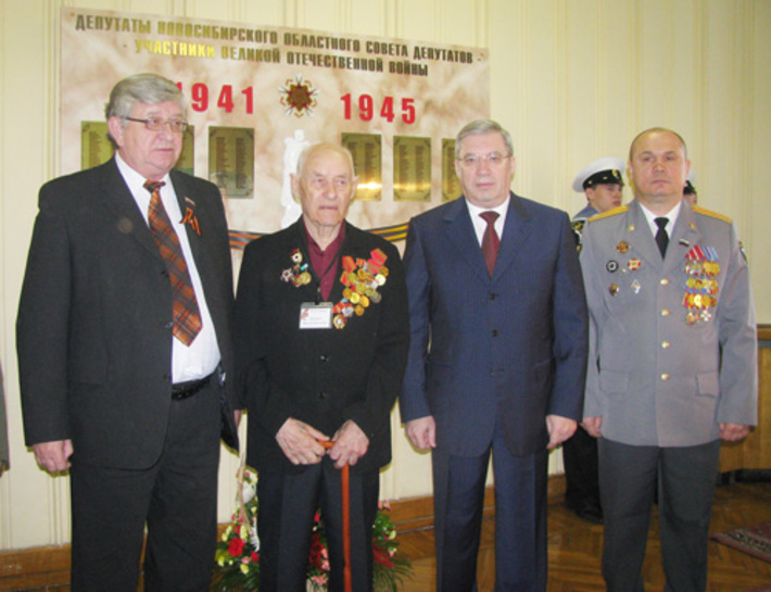 На снимке: Алексей Беспаликов, Виктор Максимов — участник Великой Отечественной войны, депутат облсовета 14-го созыва (в 70-е годы Виктор Николаевич работал машинистом экскаватора треста «Строймеханизация»), Виктор Толоконский и действующий депутат — участник боевых действий в локальных войнах Игорь Гришунин.