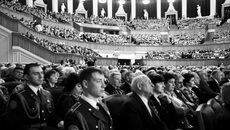Рядом с ветеранами — молодежь.