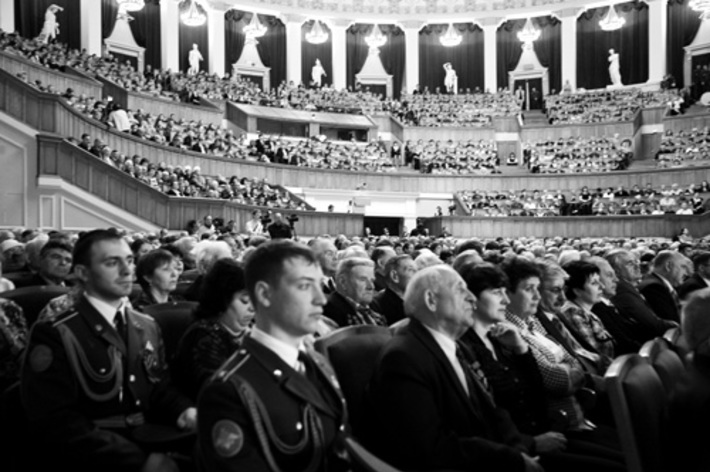 Рядом с ветеранами — молодежь.