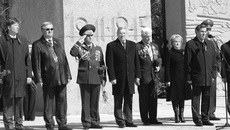 Почтить память воинов-сибиряков на монумент Славы пришли руководители Новосибирска и области.